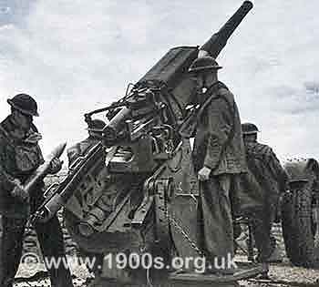 WW2 anti-aircraft-gun viewed from the back.