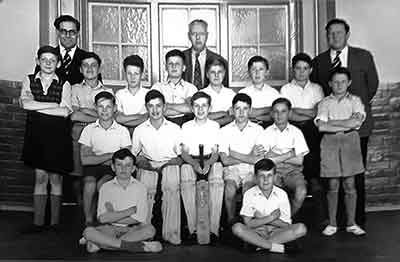a 1952 cricket team at Silver Street School