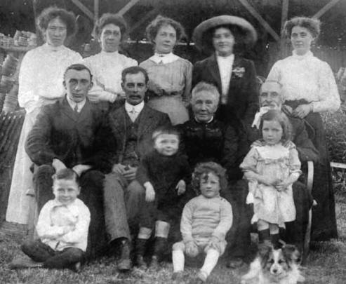 a family in Victorian/Edwardian times