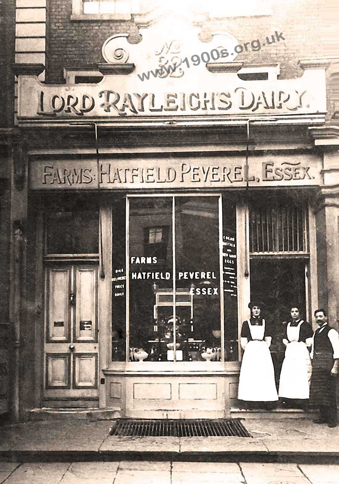 Shopfront with shop assistants of an Englishe dairy in the early 20th century