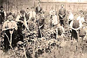 schoolboys working in fields in WW1
