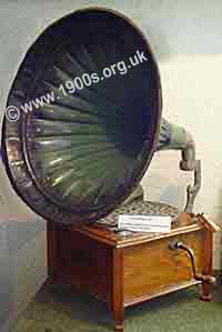 1920s or 1930s wind up gramophone with horn