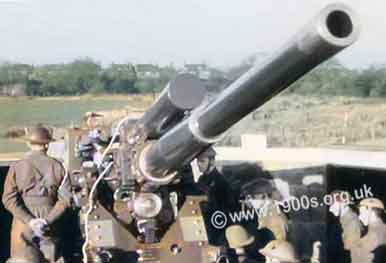 WW2 anti-aircraft-gun viewed from the front.