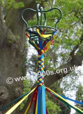 Weave at the top of a maypole
