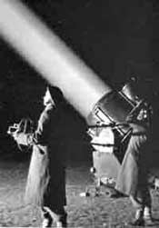 Ground staff operating a searchlight in WW2