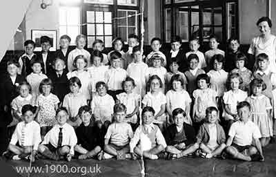 Class at Silver Street School in 1935 with teacher Miss Chisholme.