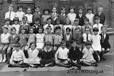A class at Silver Street School in 1932/33.