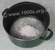 Flour for thickening in a few mm of cold water